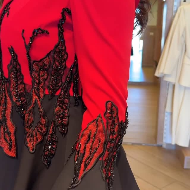 مش أي لوك بيعطي هيك هيبة… هذا مستوى ثاني 🔥 جاكيت أحمر جريء بتفاصيل مطرزة فخمة مع تنورة سو