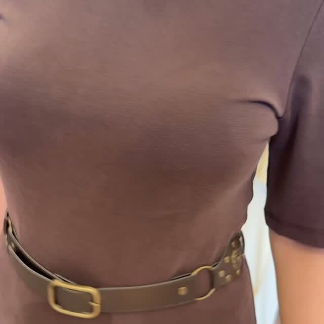 البساطة اللي ترفعك مستوى 🔥 لوك ناعم بس حضوره قوي… قصة بتحدد الخصر مع تنورة انسيابية تعطيك