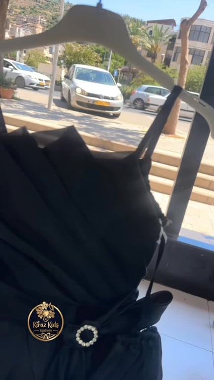 رقة، ذوق، وأناقة.. فستان صنع خصيصاً ليليق بجمالك." باقي قطعتين 13-14سنة