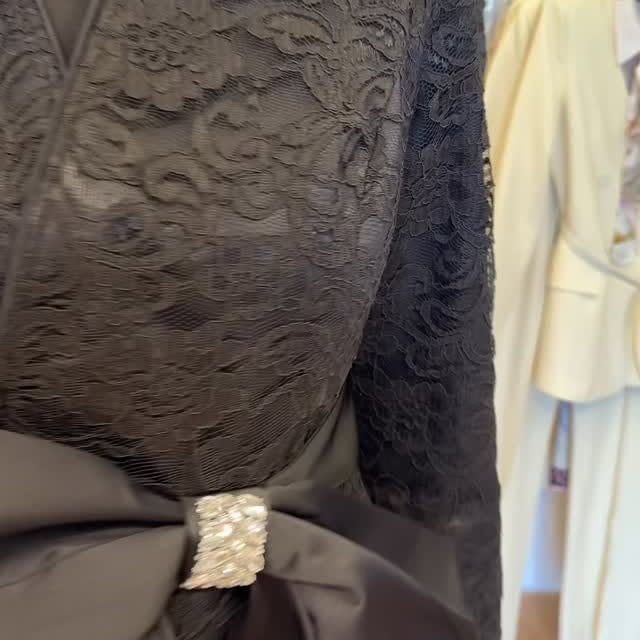 مش كل الجمال لازم يبين من أول نظرة… في تفاصيل بتنشاف لما تقرّب ✨ لمسة غموض وأناقة ناعمة تخلي الفضول يشتغل قبل الكلام 💫 إطلالة راقية بتترك أثر بدون ما تحكي… بس تخلي الكل يسأل 👀💎 