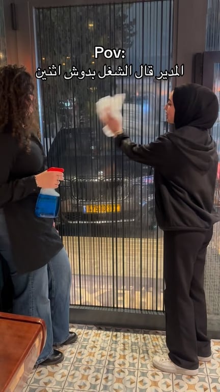 ⁨	مين بعمل هيك ولا يتخلى عن صاحبه بالشغل؟🤣🤣🤣