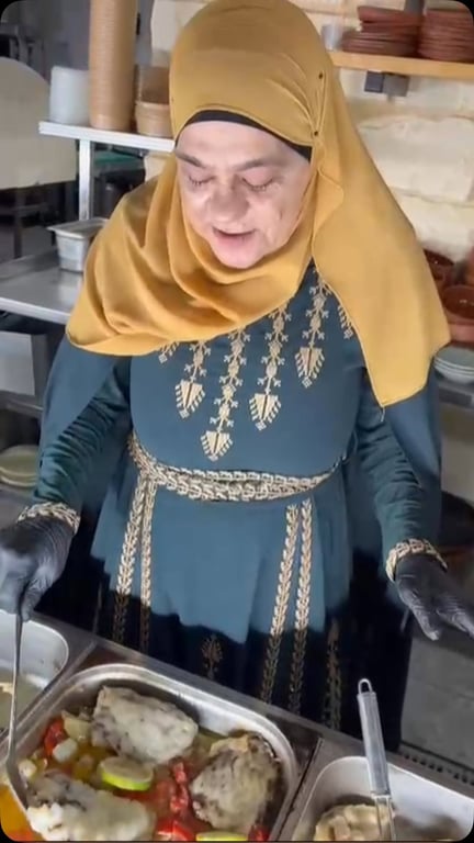 الحجة أم محمد… بركتنا، وسرّ النكهة اللي كبرت معنا.