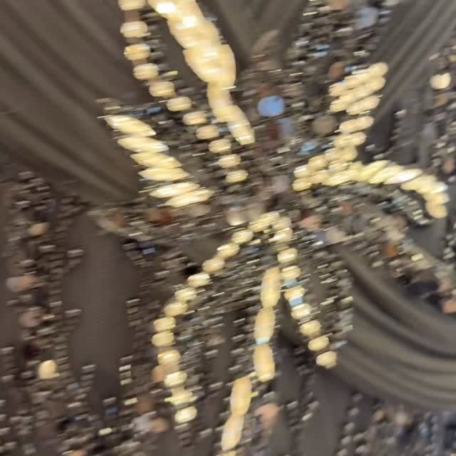 في فساتين حلوة… وفي فستان “أسود ما بينرفض” 🔥 تفصيل فاخر مرصع بالكامل بلمعة راقية، مع قصة 