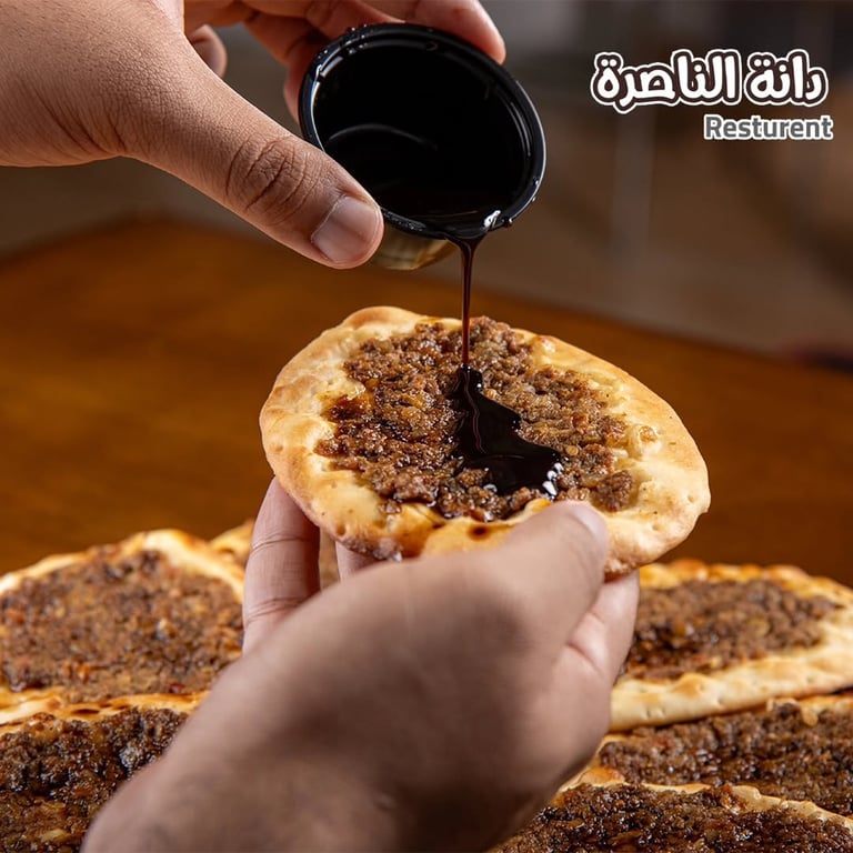 عندما يتلاقى العجين الهش مع الحشوة الذهبية والتتبيلة اللذيذة..👌