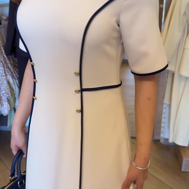 هذا الفستان تعريف الأناقة النظيفة 🔥 لون فاتح راقي مع تحديد أسود ناعم يبرز القوام بطريقة م