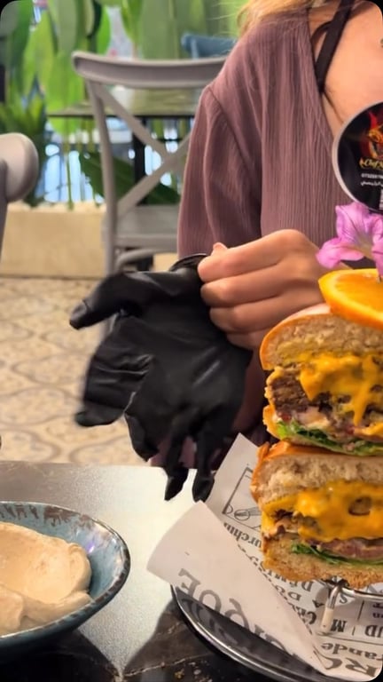 ⁨ البرجر النااري بتلاقوه بس بمستر سلطع 🔥🍔#حزينة_الي_ما_عندها_زيك #برجر #مطعم_مستر_سلطع #اكل #كابول⁩