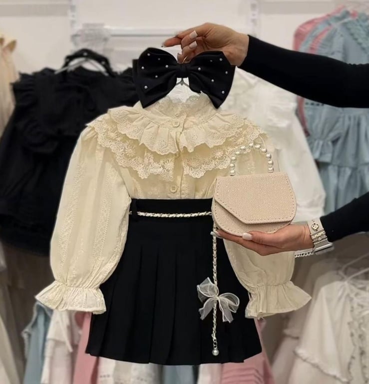 طقم مميز بلون مميز متوفر طقم وجزدان وربطه للشعر من عمر اربع سنوات ل 11سنه