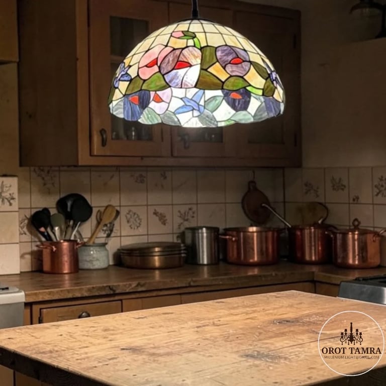 ثريا تيفاني ليست مجرد إضاءة… بل لوحة فنية معلّقة في قلب المطبخ. ألوان الزجاج الملوّن تتداخ