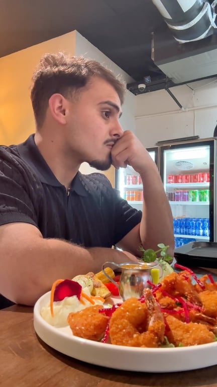 نعطيها لزبون ولا نوكلها ؟ 😂😅