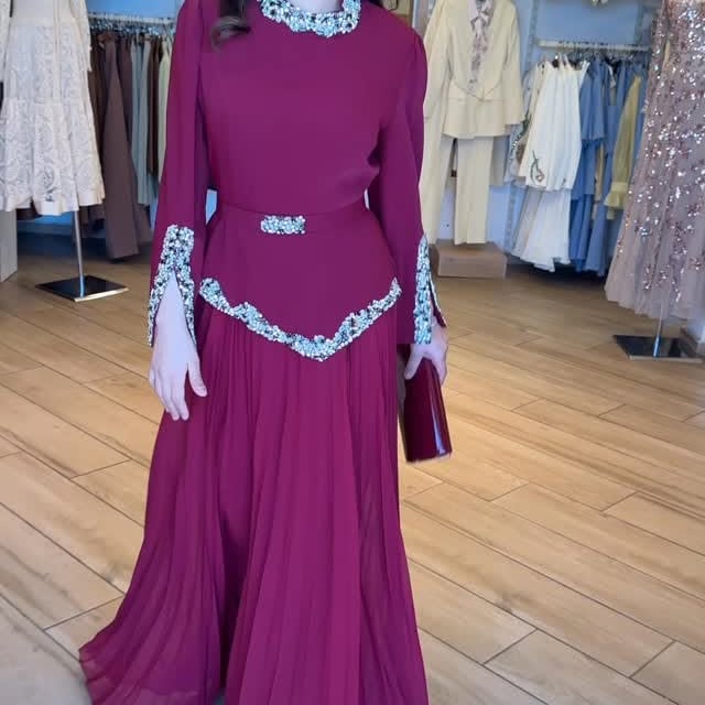 فستان الأناقة اللي بيلبسك ثقة قبل ما يلبسك جمال ✨ تصميم راقي بلون خمري فاخر مع تفاصيل كريستال فخمة تبرز الخصر وتعطي انسيابية ناعمة بتناسب كل الأجسام 💎 مريح، أنيق، وبيخلي إطلالتك م