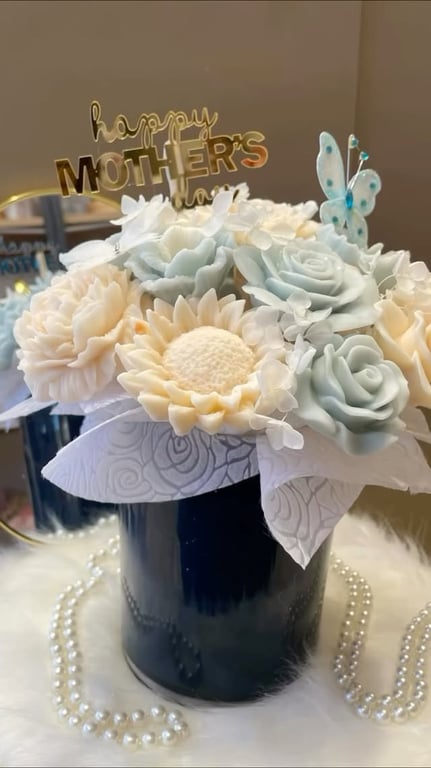 ⁨ ⁨ ضمم شمع لعيد الام فخامة وتميز ضمم شمع عدة الوان واشكال الرائحة فواحة جداً اشترو ضمم لا