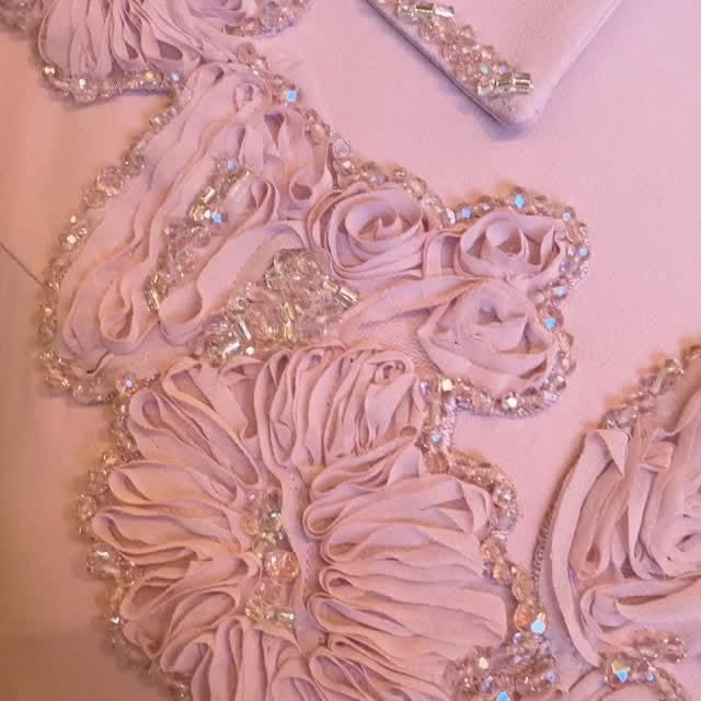أناقة ناعمة بتفاصيل تحكي لحالها ✨ فستان بلون وردي راقي مع تطريز أنثوي فاخر ينساب على الجسم بأسلوب مريح وجذاب، إطلالة هادئة بس بتترك أثر قوي بكل مكان 💕 مثالي للي بتحب تكون راقية وم