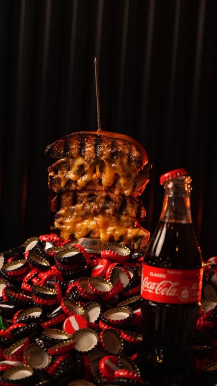 لقمة كرسبي ولا رشفة كولا؟ ليش تختار لما فيك تأخذ الثنين 😜😎 #crispy #burger