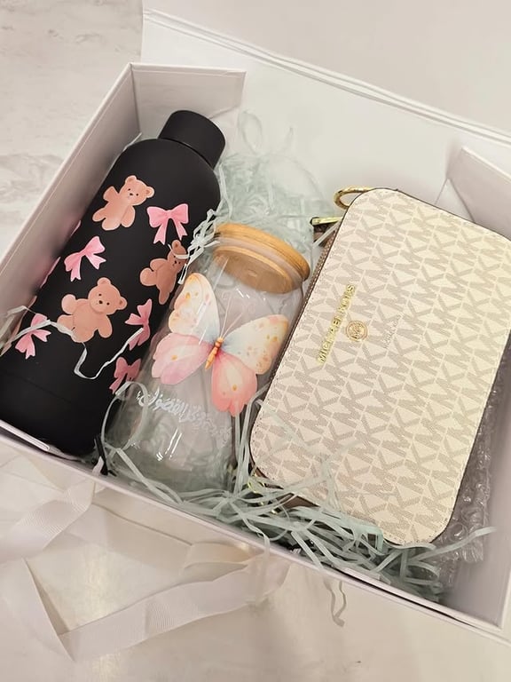 Photo by Aseel store🌸 on March 26, 2026. May be an image of water bottle, flask, hamper, 