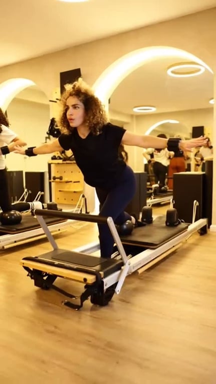 ⁨ افضليات تدريبات البيلاتيس أجهزة ✅ لليونة ✅ توازن ✅ تقوية الانسجة السطحية والعميقة ، core