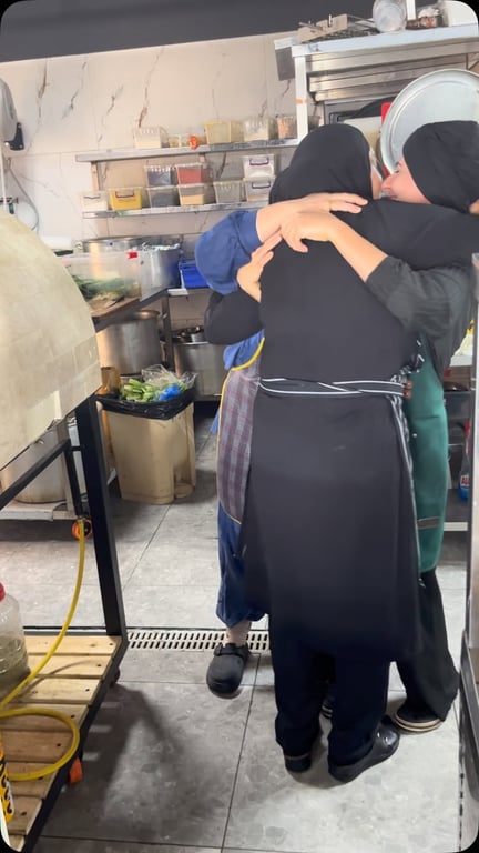 � الحجّة أم محمد نورتنا اليوم، وأجواؤها الحلوة زادت المكان فرحة.