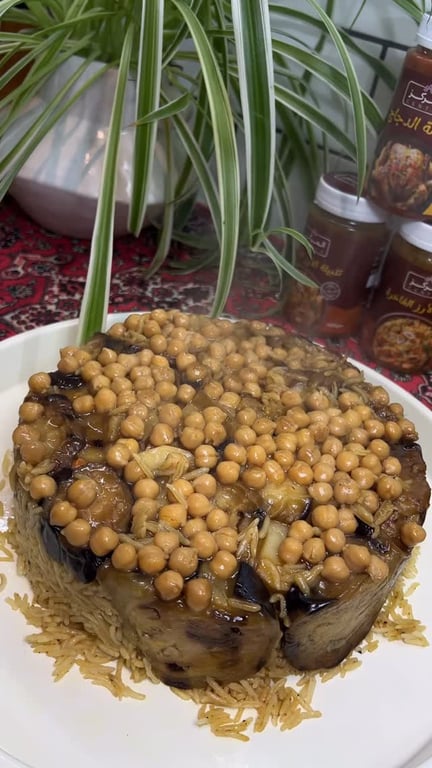 المقلوبة الفلسطينية على اصولها 👌 لازم تنطبخ صح! تتبيلة الدجاج من المركز بتعطي نكهة عميقة 