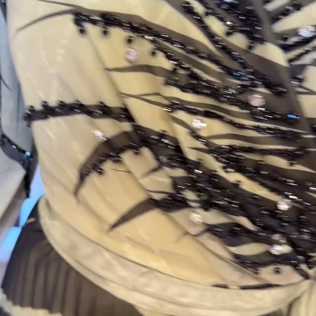 هذا الفستان معمول للي بتحب تكون مختلفة بدون ما تبالغ 🔥 لون هادئ راقي مع تطريز فخم مرسوم ب