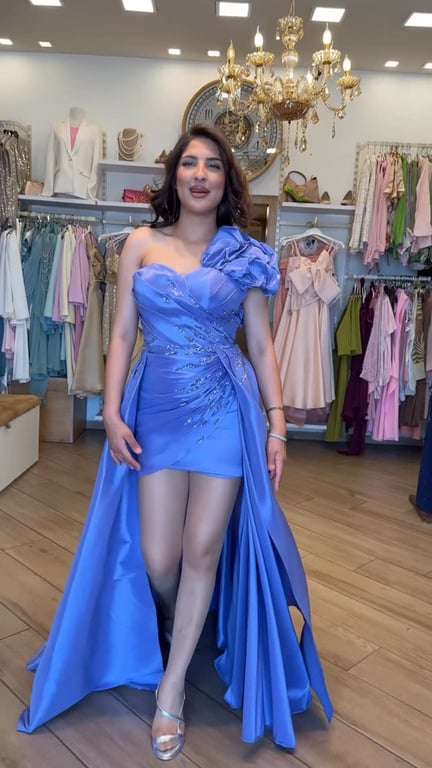 إذا بدك دخول يلفت كل الأنظار… هذا الفستان هو الجواب 💜👑 قصة ساحرة، لون راقٍ، وتفاصيل بتخلي إطلالتك حديث السهرة.